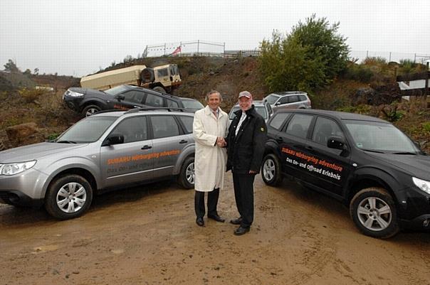 Geben zusammen Gas - Jens Becker (l.), Geschäftsführer der Subaru Deutschland GmbH, und Dr. Walter Kafitz, Hauptgeschäftsführer der Nürburgring GmbH,Ùim Offroad-Park Camp4Fun am Nürburgring. Quelle: obs/Nürburgring